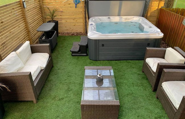 Lovely Semi-rural Caravan & Hot Tub - Sleeps Fam 6 - Foto 26