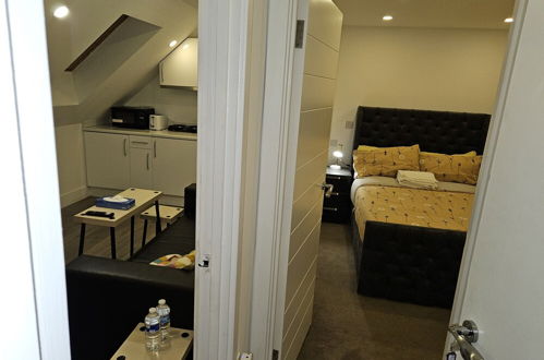 Photo 8 - London Glamour Apartment Two