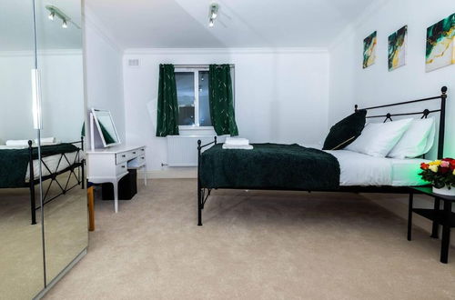 Photo 18 - Beautiful 3-bed Apartment in London