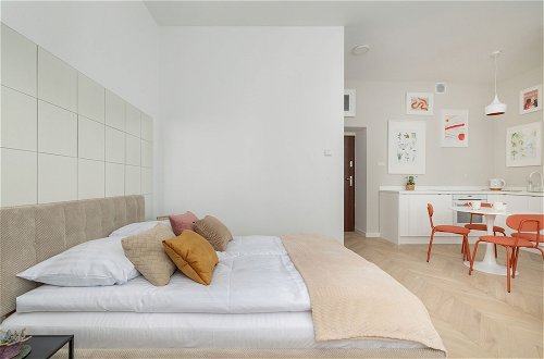 Photo 2 - Comfy Apartment Opolska by Renters