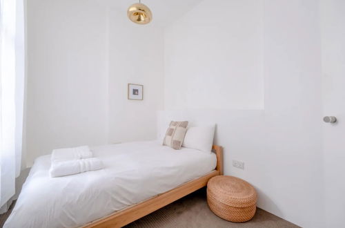 Photo 8 - Stylish & Light Victorian 2BD Flat - Holland Park