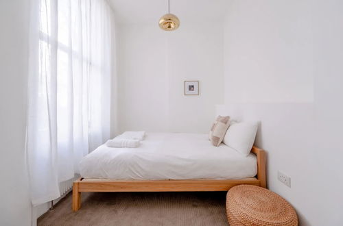 Photo 5 - Stylish & Light Victorian 2BD Flat - Holland Park