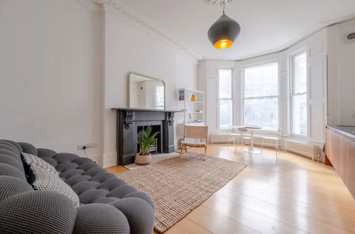 Photo 13 - Stylish & Light Victorian 2BD Flat - Holland Park