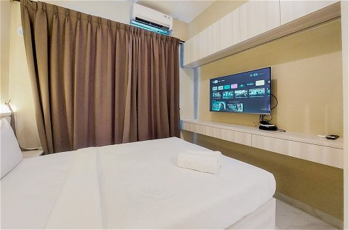 Photo 4 - Relaxing And Homey Studio Room Sky House Bsd Apartment
