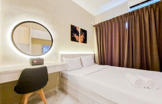 Foto 1 - Relaxing And Homey Studio Room Sky House Bsd Apartment