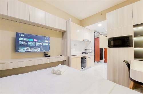 Photo 5 - Relaxing And Homey Studio Room Sky House Bsd Apartment