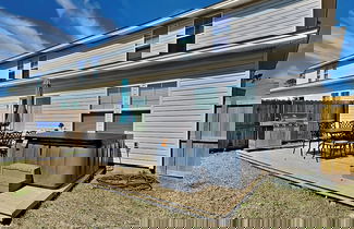 Foto 2 - Pet-friendly Townhome W/fenced-in Yard Close to Area Fun!