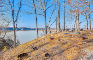 Photo 2 - Scottsville Cottage: Fire Pit & All-year Lake View