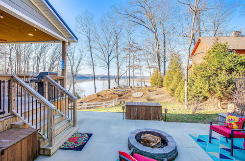 Photo 19 - Scottsville Cottage: Fire Pit & All-year Lake View