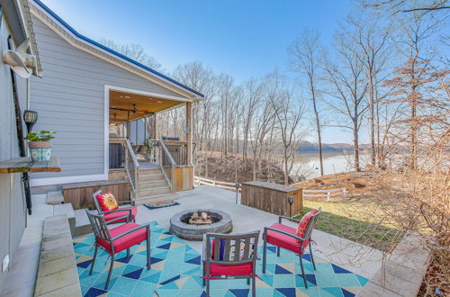 Photo 7 - Scottsville Cottage: Fire Pit & All-year Lake View