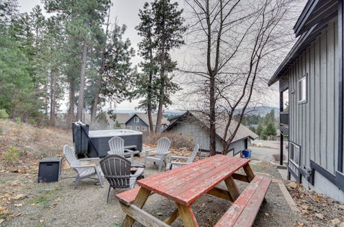 Photo 9 - Cabin w/ Hot Tub & Fire Pit: 2 Mi to Cle Elum Lake