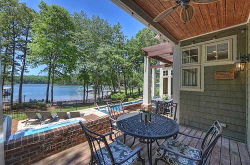 Photo 10 - Boathouse Cove by Avantstay Pool + Swim Dock Hot Tub