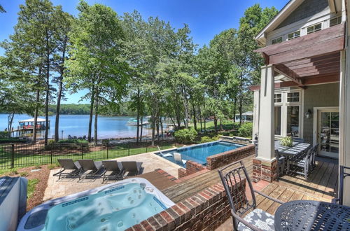 Photo 16 - Boathouse Cove by Avantstay Pool + Swim Dock Hot Tub