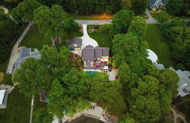 Boathouse Cove by Avantstay Pool + Swim Dock Hot Tub - Photo 67