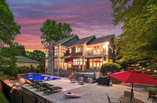 Photo 33 - Boathouse Cove by Avantstay Pool + Swim Dock Hot Tub