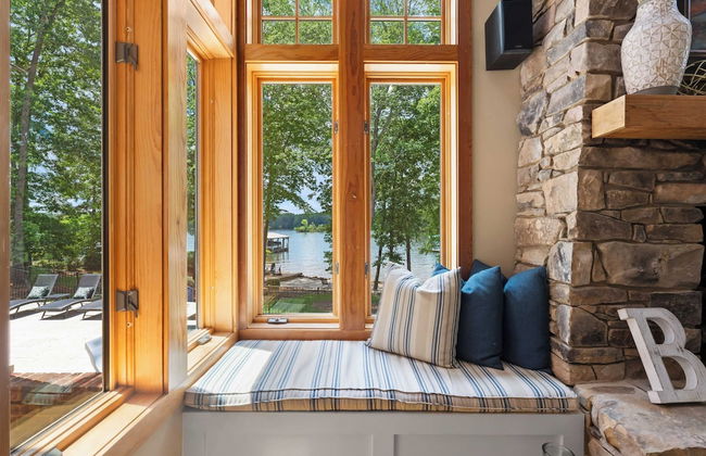 Boathouse Cove by Avantstay Pool + Swim Dock Hot Tub - Photo 12