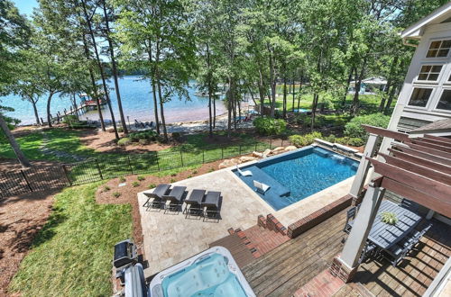 Photo 16 - Boathouse Cove by Avantstay Pool + Swim Dock Hot Tub