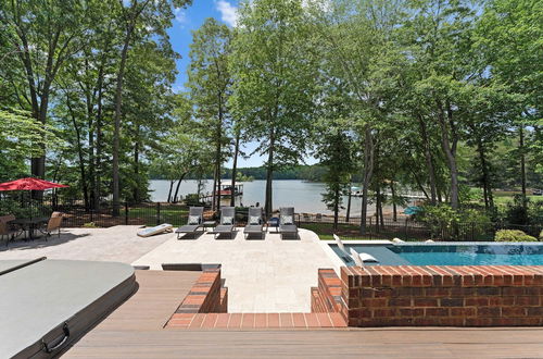 Foto 50 - Boathouse Cove by Avantstay Pool + Swim Dock Hot Tub