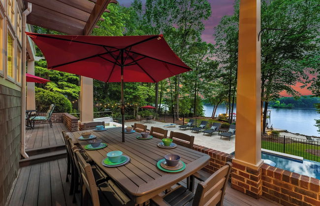 Boathouse Cove by Avantstay Pool + Swim Dock Hot Tub - Photo 8