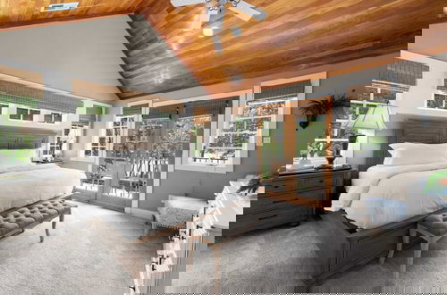 Photo 30 - Boathouse Cove by Avantstay Pool + Swim Dock Hot Tub