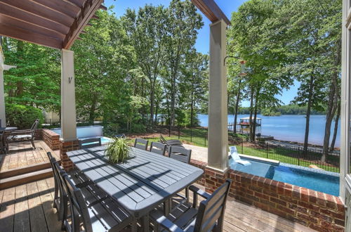 Photo 7 - Boathouse Cove by Avantstay Pool + Swim Dock Hot Tub