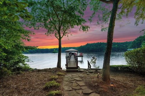 Photo 23 - Boathouse Cove by Avantstay Pool + Swim Dock Hot Tub