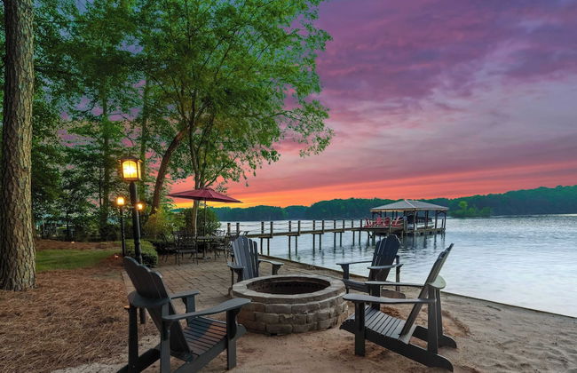Boathouse Cove by Avantstay Pool + Swim Dock Hot Tub - Photo 6