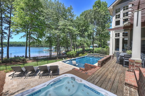 Photo 50 - Boathouse Cove by Avantstay Pool + Swim Dock Hot Tub