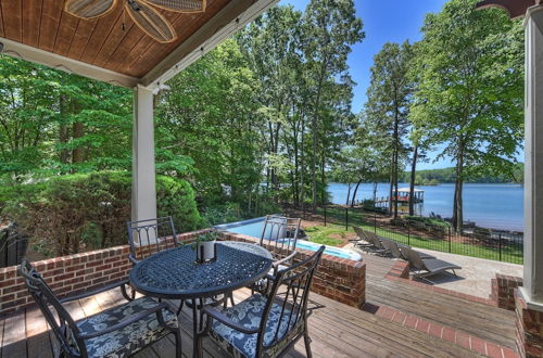 Foto 8 - Boathouse Cove by Avantstay Pool + Swim Dock Hot Tub