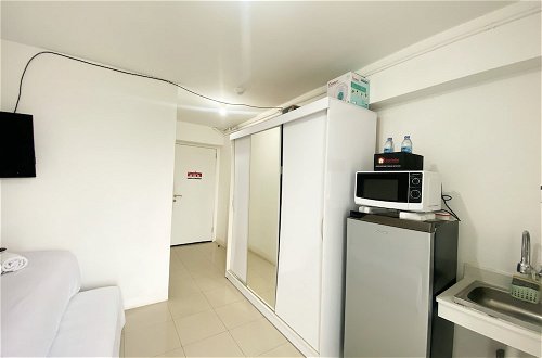 Foto 16 - Best Strategic Studio (No Kitchen) At Bassura City Apartment