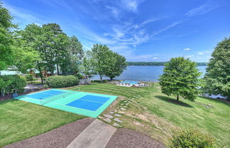 Photo 3 - Azalea Retreat by Avantstay Sleeps 34 & Pool