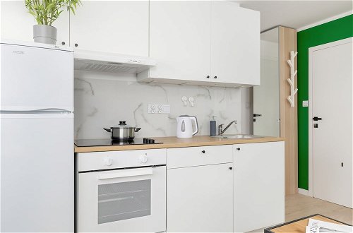Photo 9 - White and Green Apartment by Renters
