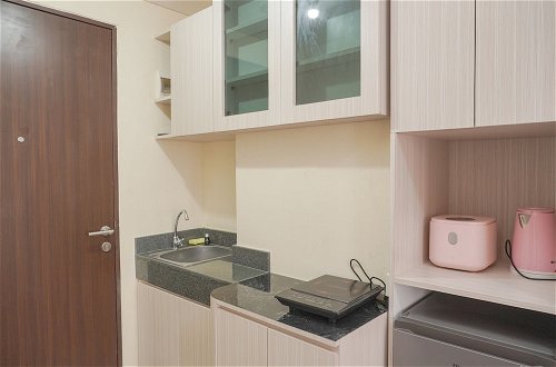 Foto 7 - Homey And Relaxing Studio Room Transpark Cibubur Apartment