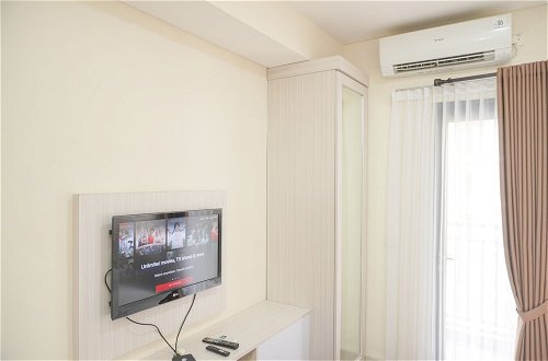 Foto 13 - Homey And Relaxing Studio Room Transpark Cibubur Apartment