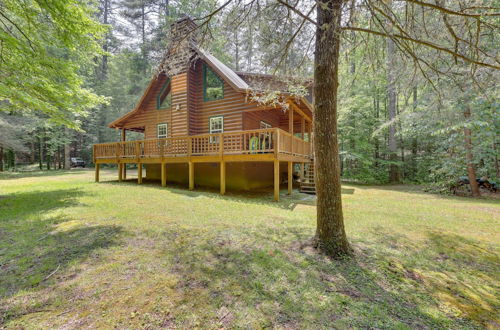 Foto 9 - Secluded Cross Creek Cabin w/ Deck & Fire Pit