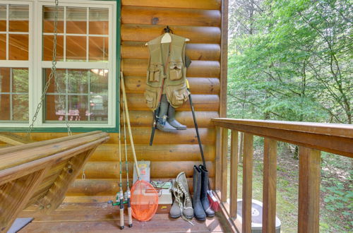 Foto 15 - Secluded Cross Creek Cabin w/ Deck & Fire Pit