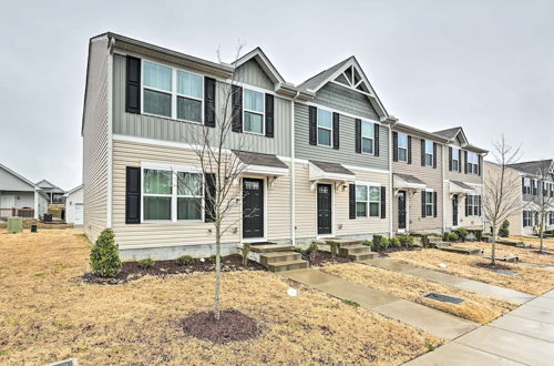 Photo 22 - Cozy Nashville Townhome, 10 Mi to Dtwn