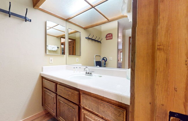Inviting Mountain Retreat Steps From Ski Lifts! - Foto 25