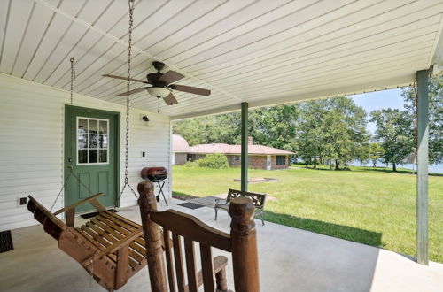 Foto 20 - Private Lakefront Escape: Covered Patio, Fire Pit