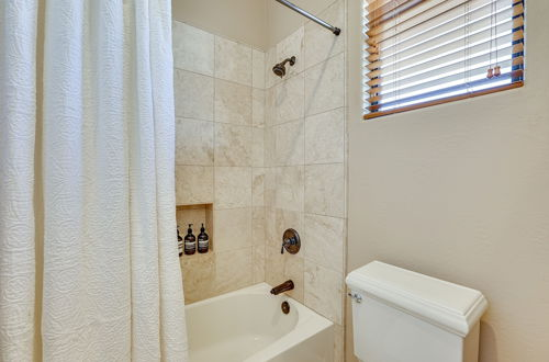 Foto 4 - Wfh-friendly Goodyear Home w/ Private Hot Tub