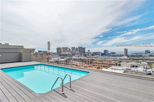 Foto 15 - Bright Studio Apartment w/ Stunning Roof-top Pool