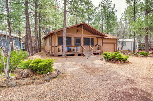 Foto 10 - Pinetop Cottage w/ Updated Deck & Fireside Table