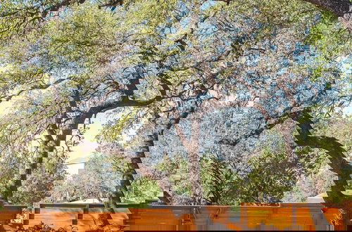 Foto 48 - The Macaw Yurt at Camposanto ATX Glamping on Lake Travis