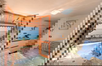 Foto 2 - Cozy Apt With Beautiful Terrace Sea View