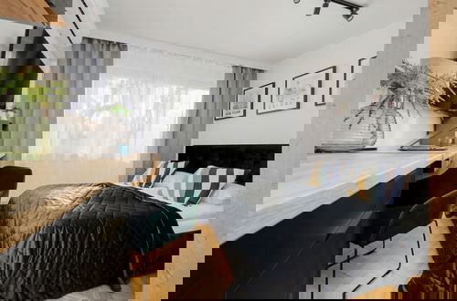 Foto 1 - Black & Wooden Apartment by Renters