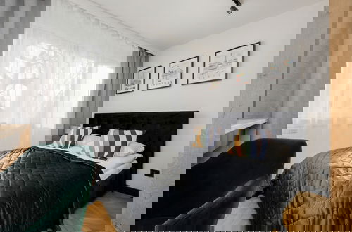 Foto 12 - Black & Wooden Apartment by Renters