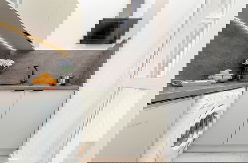 Foto 3 - Bright Studio With Balkony by Renters