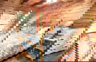 Foto 3 - Burning Tree 3 Bedroom Cabin by RedAwning