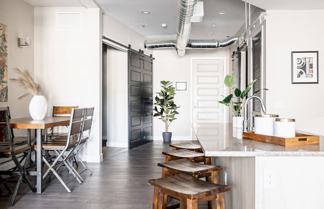 Bright & Breezy | RiNo Art Lofts - Foto 21