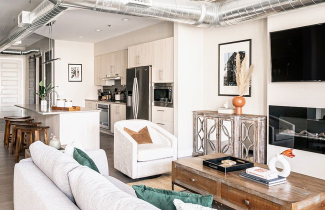 Bright & Breezy | RiNo Art Lofts - Foto 1